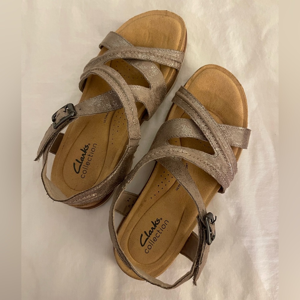 Clarks size 8 M gold shiny comfortable platform sandals.